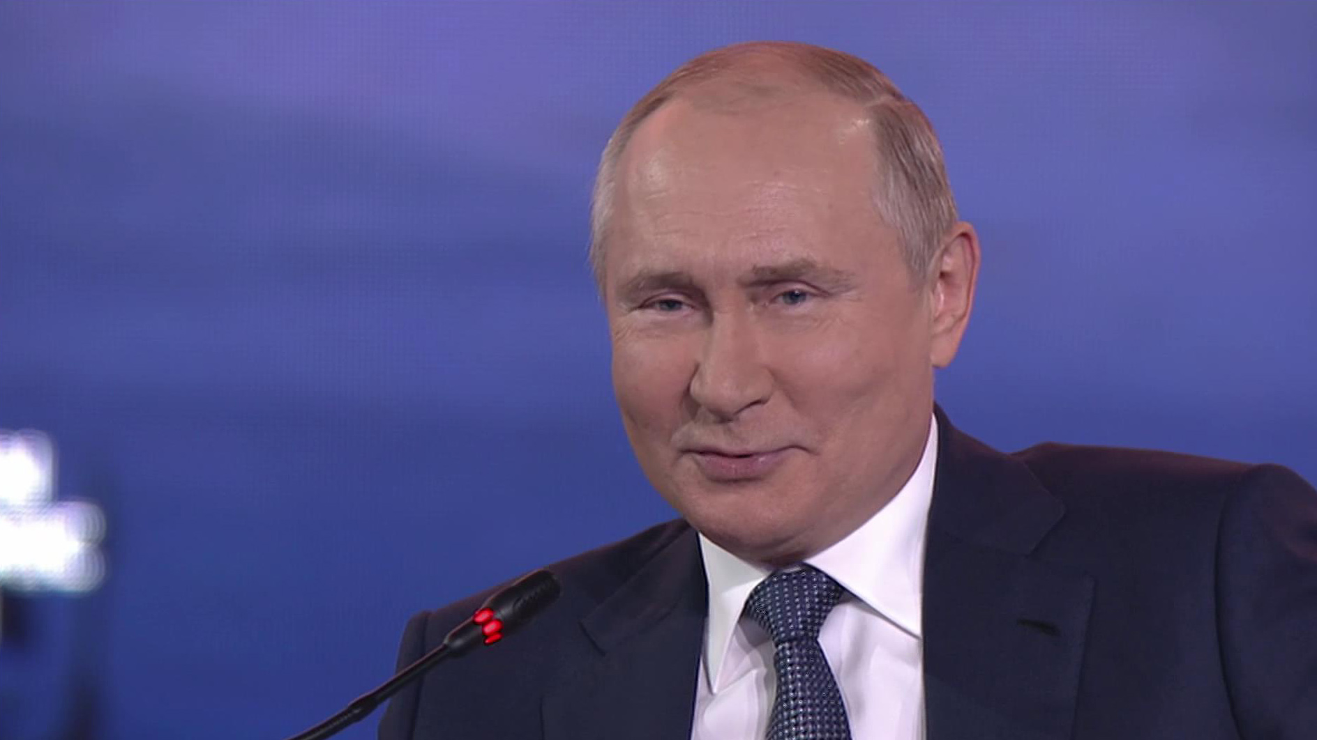 Путин признался, что у него нет своего сотового телефона