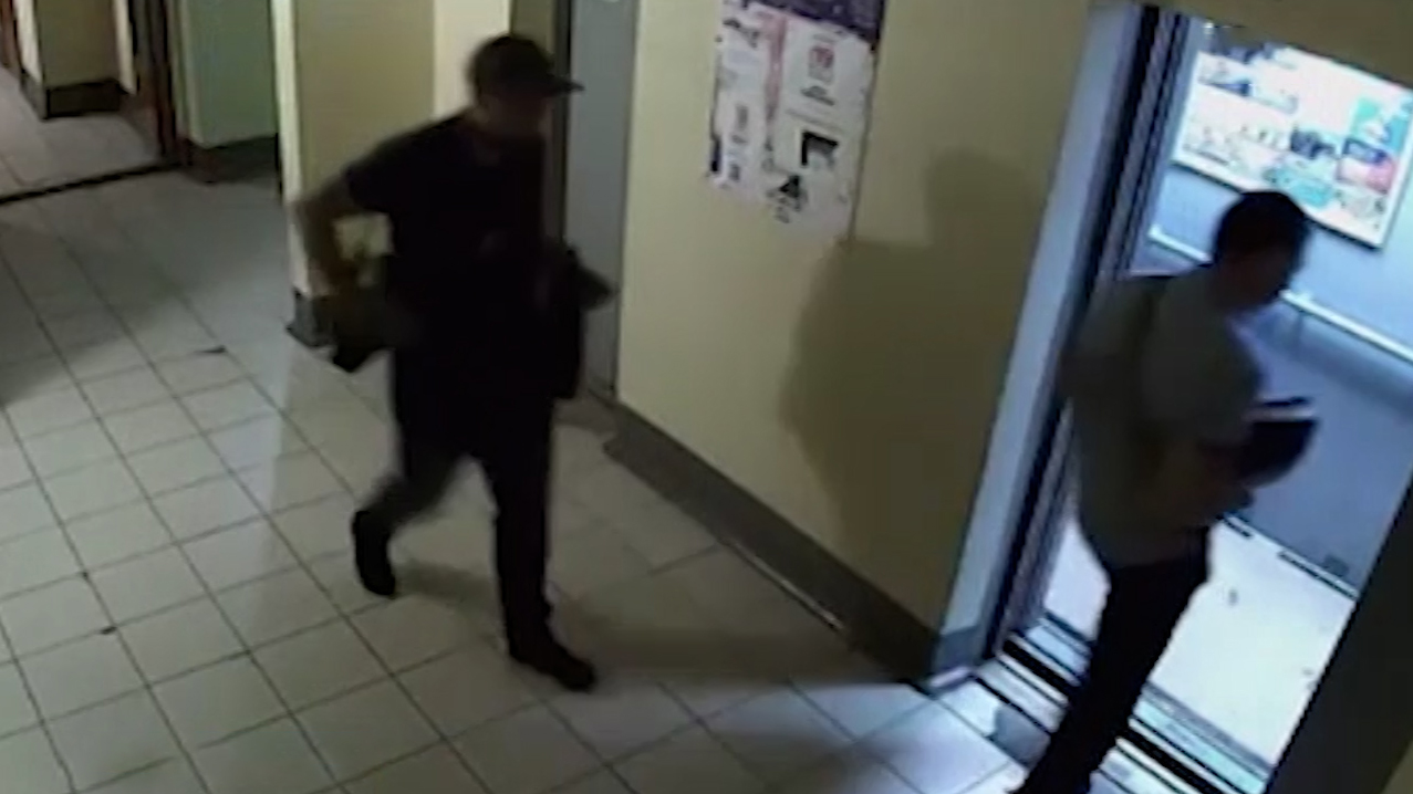 В Казани преступник застрелил мужчину в лифте из-за купюр "банка приколов"