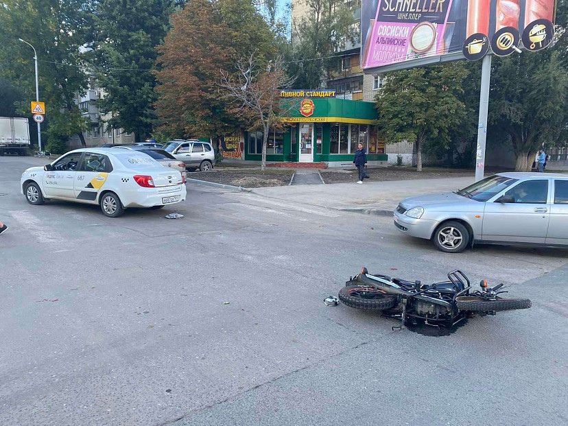 В Саратове скутерист попал в больницу после столкновения с такси