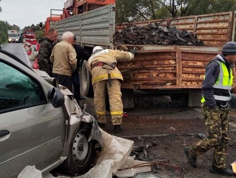 Сбил рабочих и врезался в "КамАЗ": 84-летний водитель устроил ДТП под Калугой