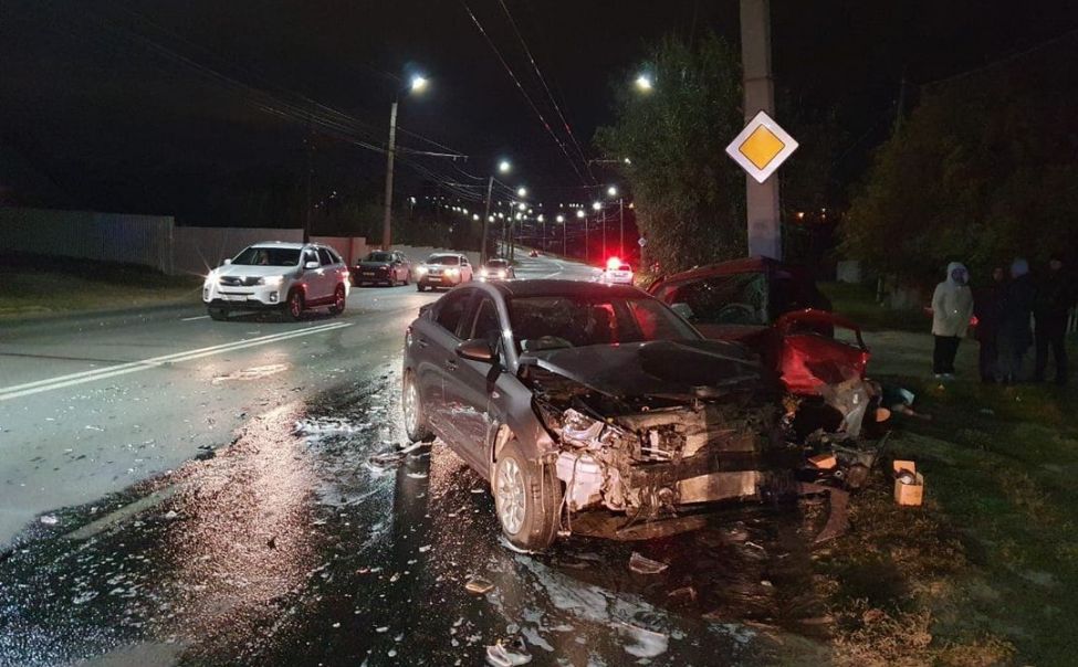 В Чебоксарах в ДТП погиб человек. Еще 4, в том числе двое детей, пострадали