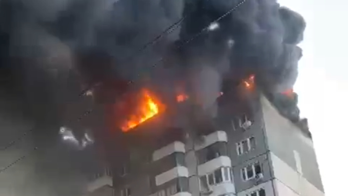 В Тюмени полыхает крыша девятиэтажного дома. Видео