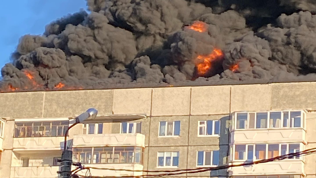 Крупный пожар на крыше тюменской девятиэтажки ликвидирован