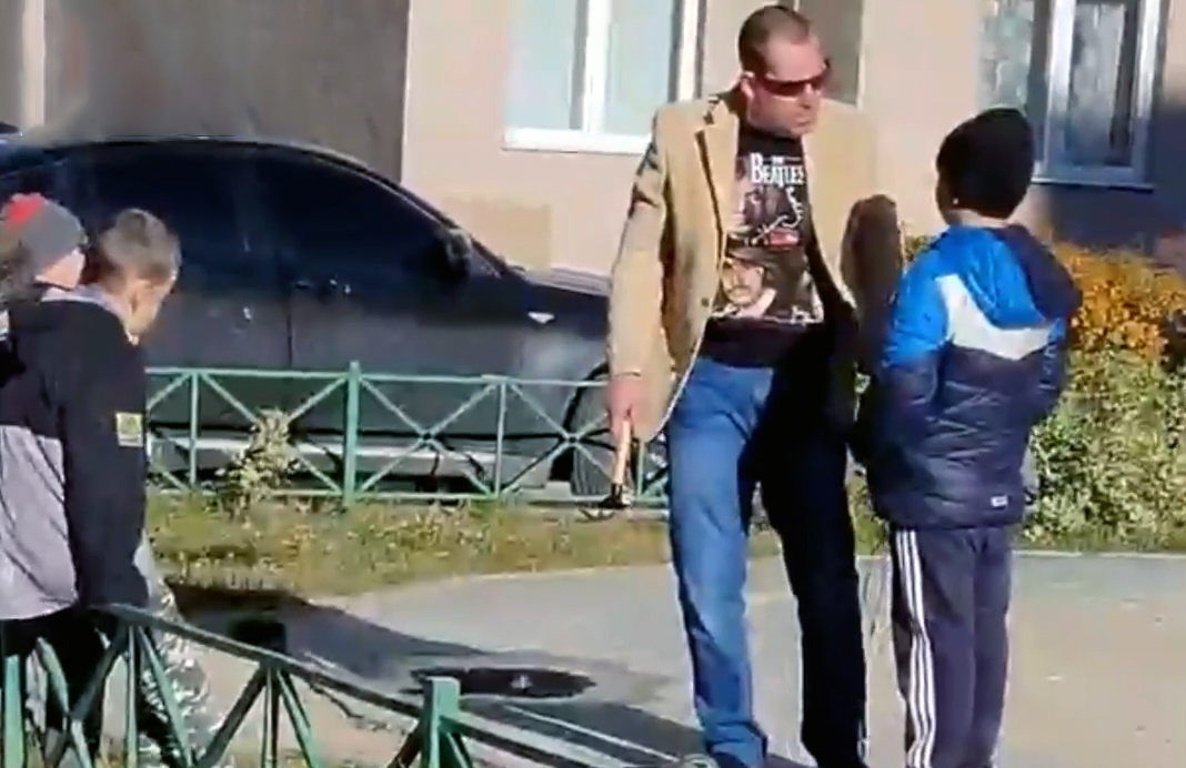 На Урале пьяный мужчина угрожал ребенку молотком