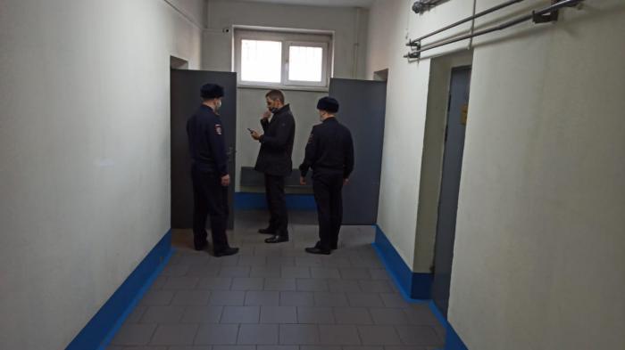 Полицейский распылил перцовый баллончик в комнате задержанного