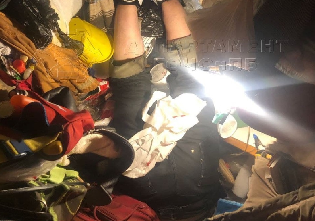 Спасатели вытащили из квартиры заваленного вещами москвича. Видео