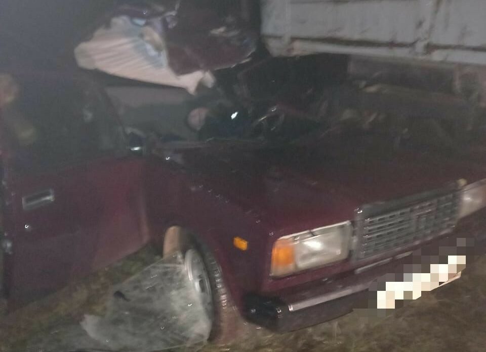 В Татарстане авто влетело в припаркованный на обочине прицеп