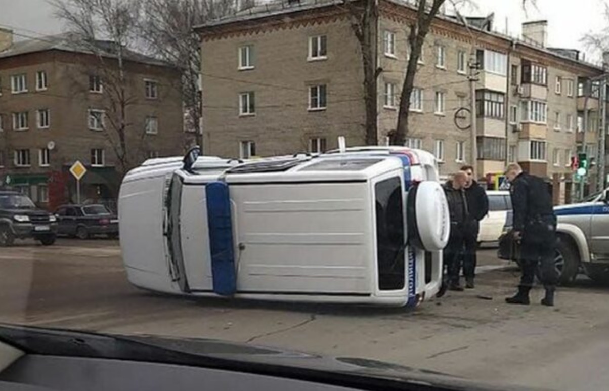 Полицейская машина перевернулась после ДТП в Подмосковье. Видео