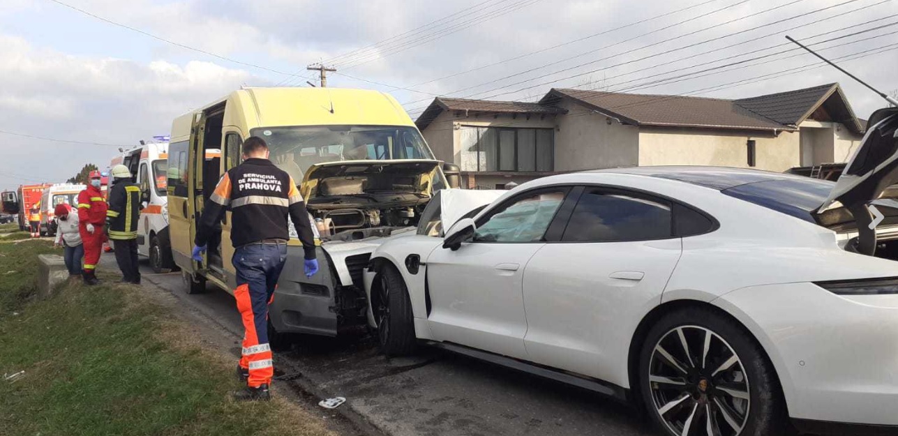 Микроавтобус с детьми угодил в лобовое ДТП, пострадали четверо