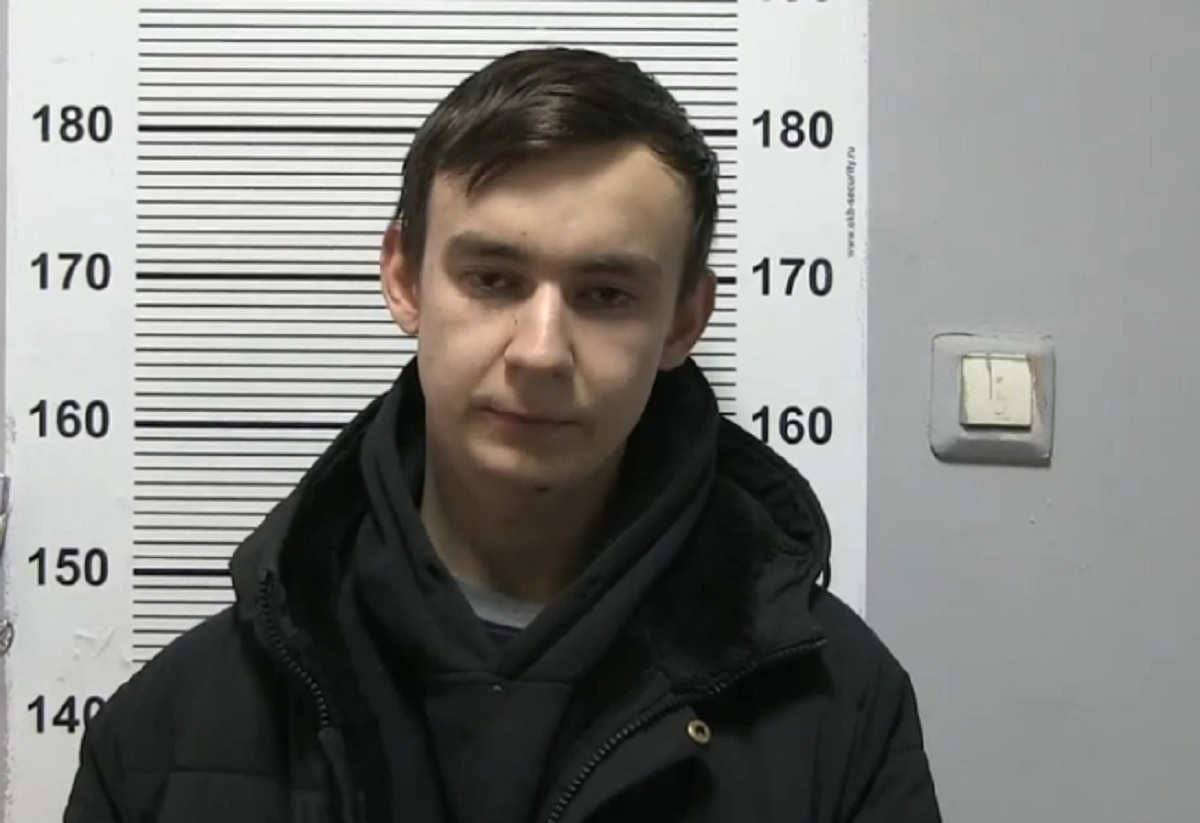 Напавший на троллейбус с топором дебошир обещал оплатить ущерб