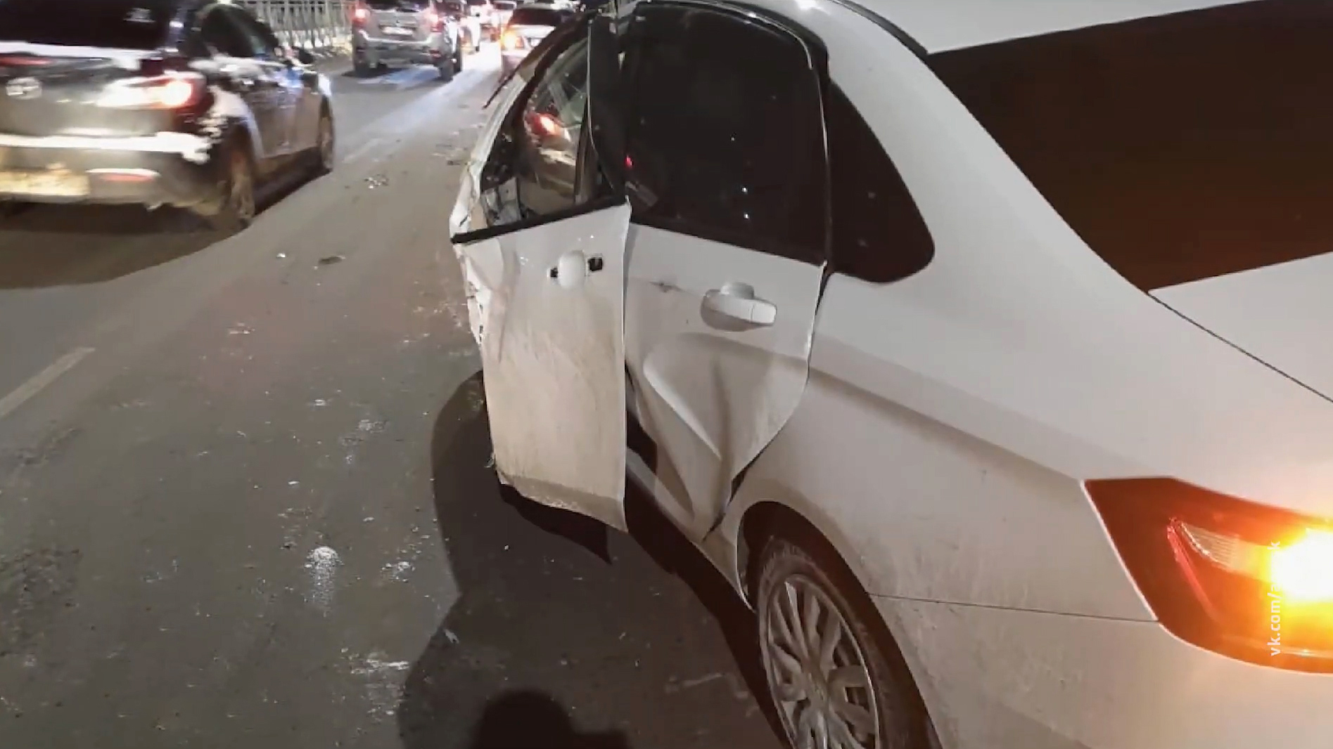 Не протиснулся: в Омске автокран смял два автомобиля