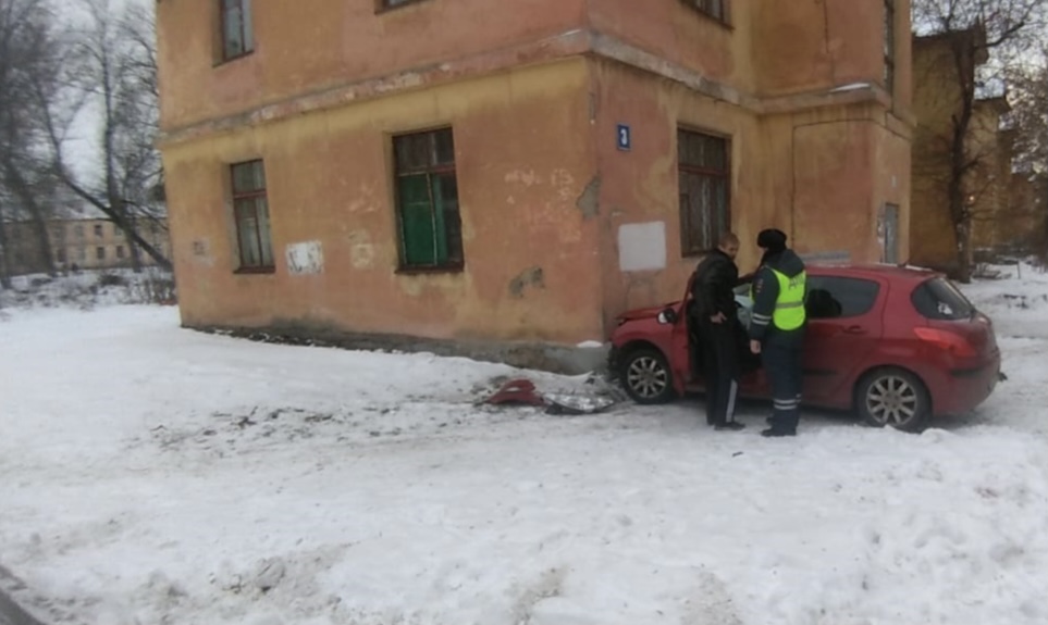 В Уфе водитель, уходя от погони, устроил ДТП и врезался в дом