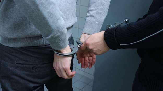 Пассажир рейса Тюмень-Салехард из любопытства украл спасательный жилет