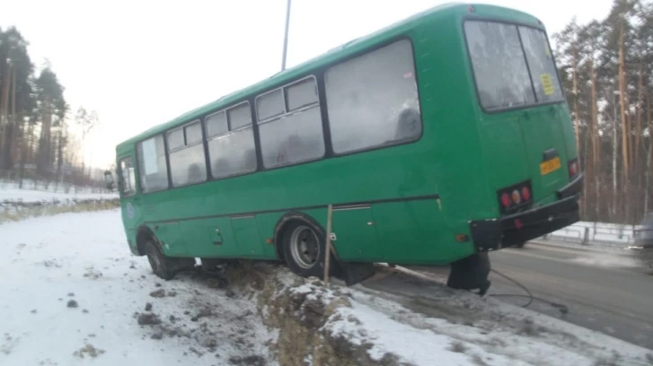 Пассажирский автобус вылетел в кювет на Урале