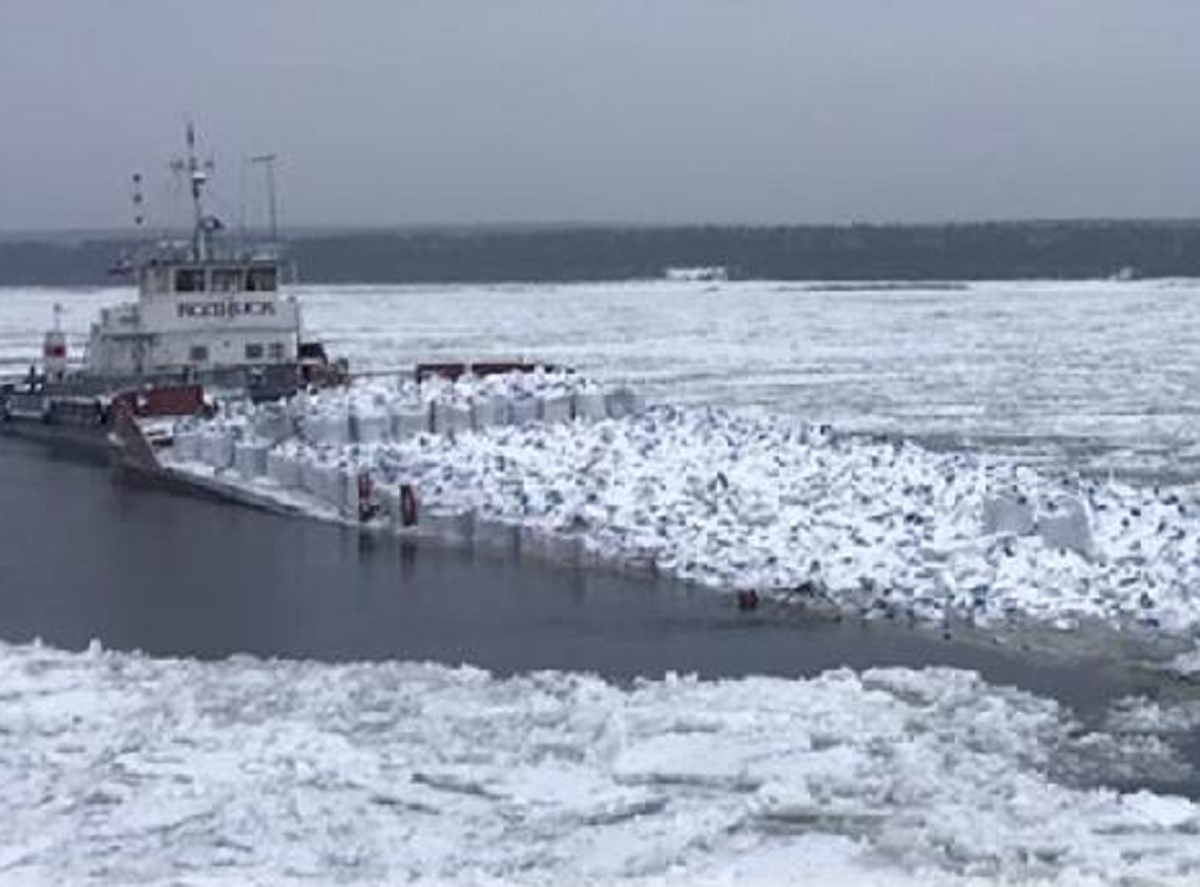 Под Красноярском ушла под лед груженая магнезитом баржа