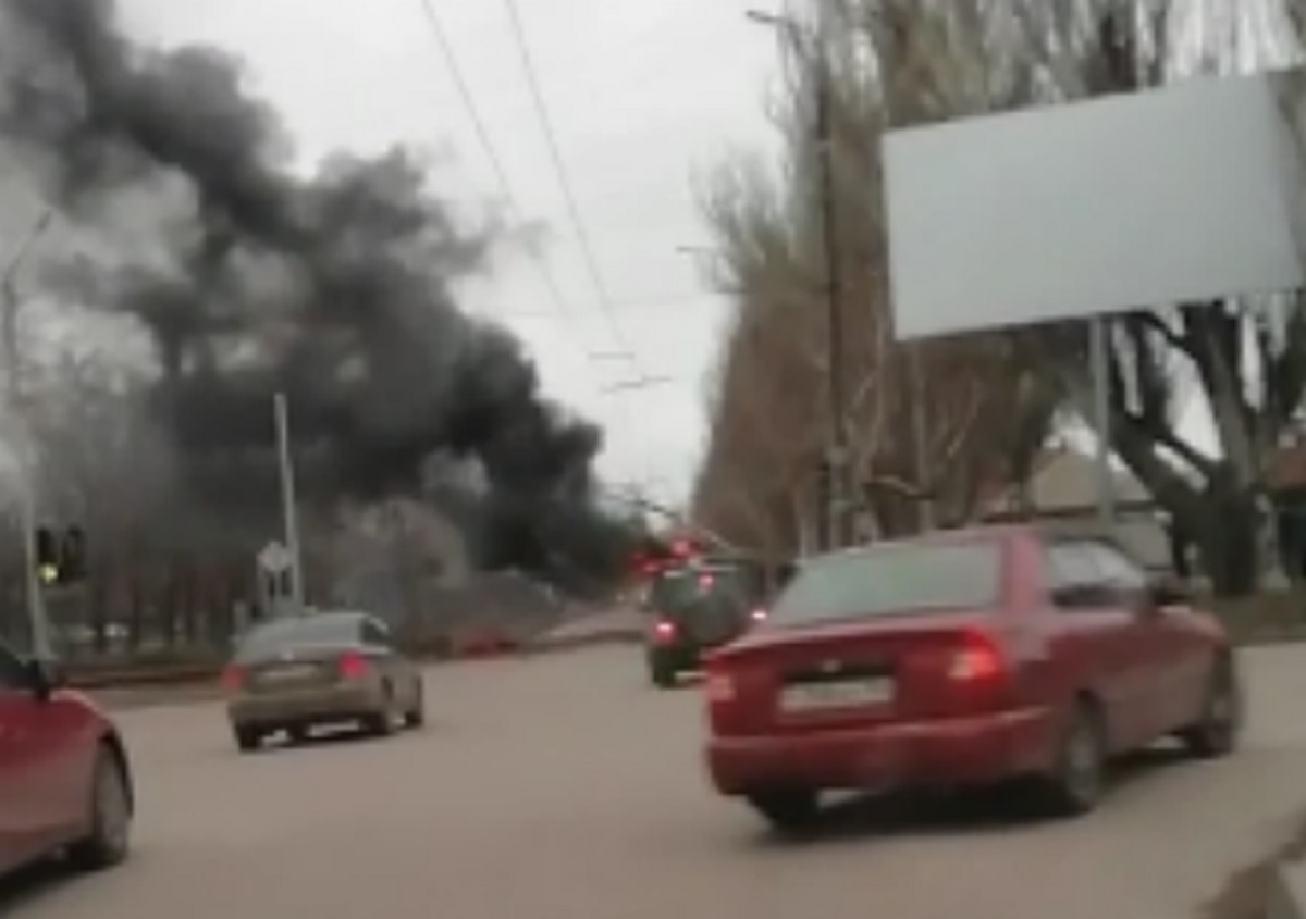 Загоревшийся автобус с пассажирами в Таганроге попал на видео