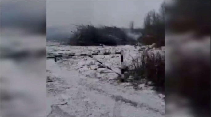 В Саратовской области третий день горит незаконная свалка