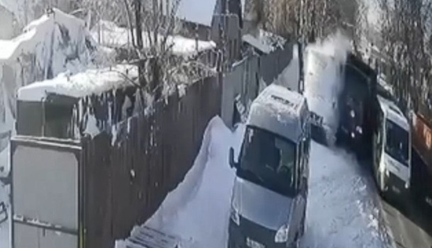 "Была бы гора трупов": грузовик чудом ушел от столкновения с маршруткой