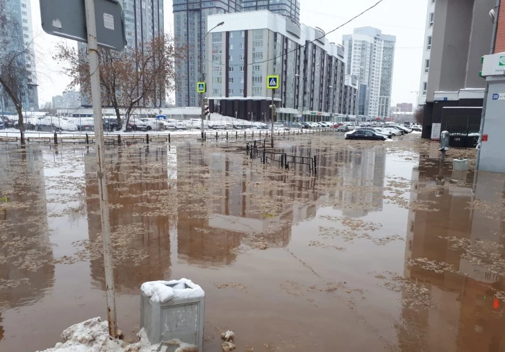 Целую улицу затопило в Екатеринбурге