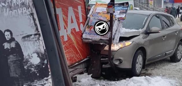 В Пензе автомобилист протаранил остановку