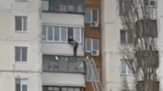 В Белгороде пожарные спасли школьницу с козырька балкона 11 этажа