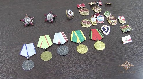Мигрантов, похитивших медали ветерана войны, задержали