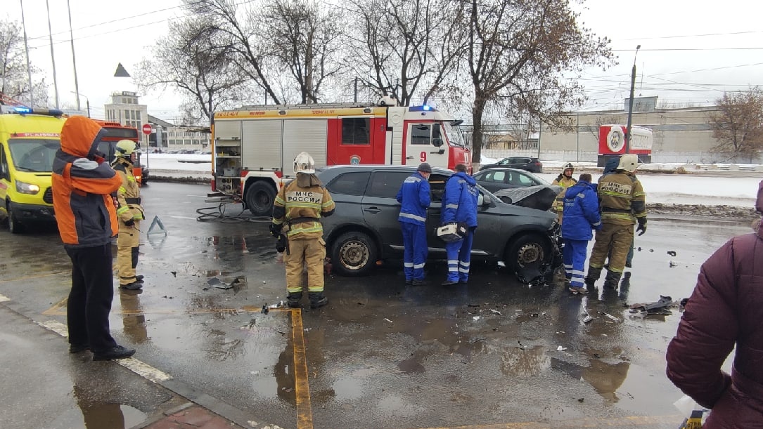 Водитель кроссовера погиб в столкновении с автобусом в Нижнем Новгороде