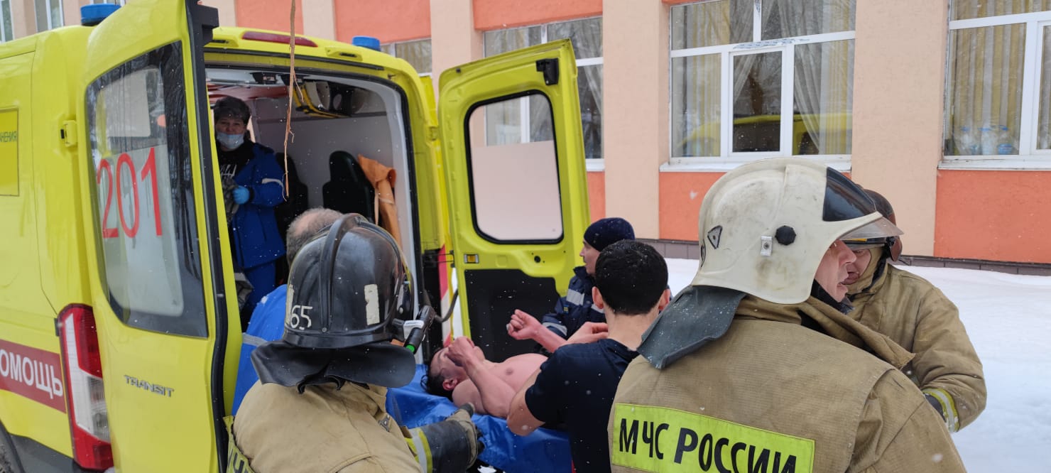 Молодой человек, гулявший по Альметьевску голым, скончался