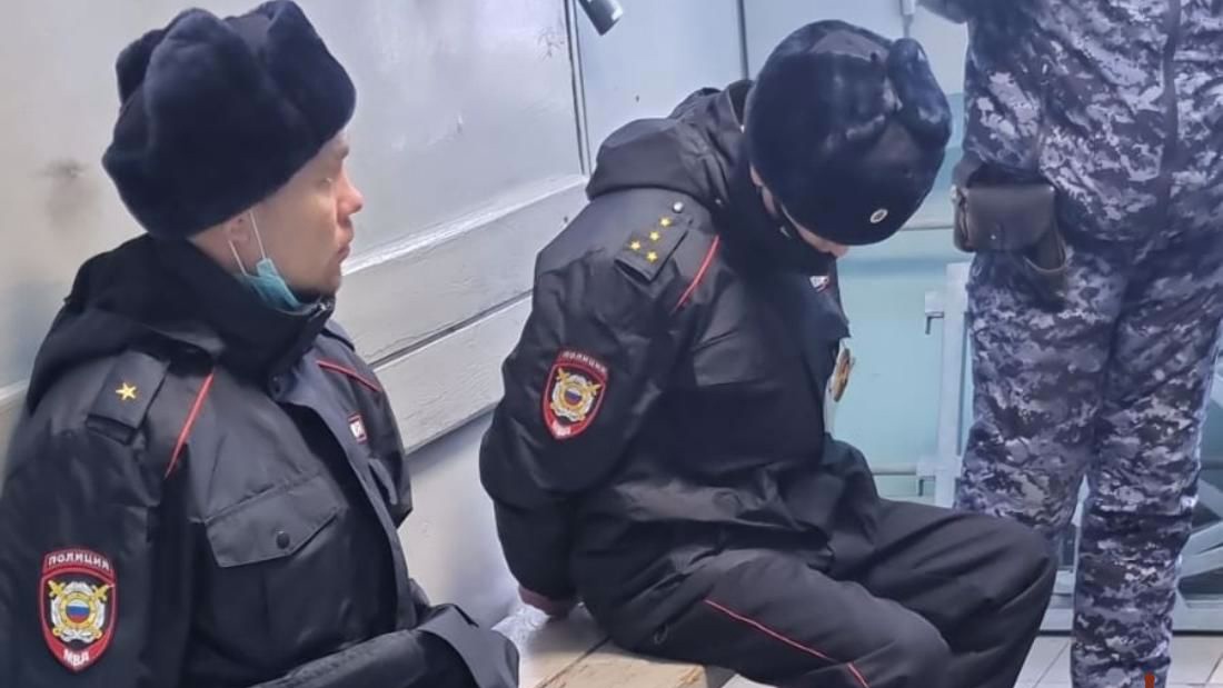 В Екатеринбурге задержали закладчиков в форме офицеров полиции
