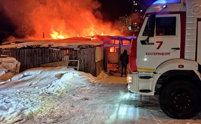 Ночью в Екатеринбурге сгорел дом