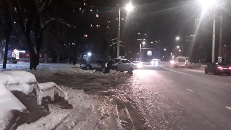 В Иванове водитель врезался в опору контактной сети