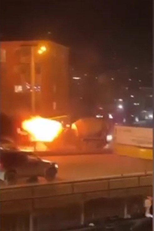 Горящий цементовоз повредил два автомобиля во Владивостоке