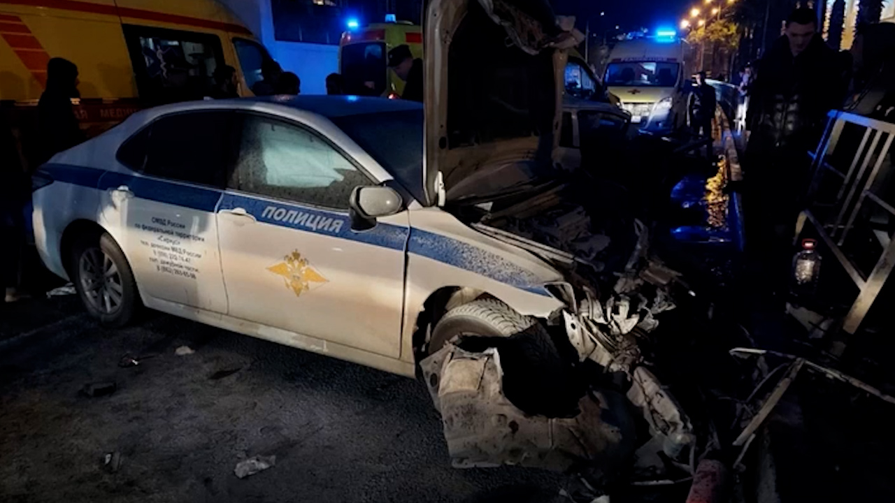 В ДТП с полицейской машиной погибли 2 человека, еще 4 пострадали