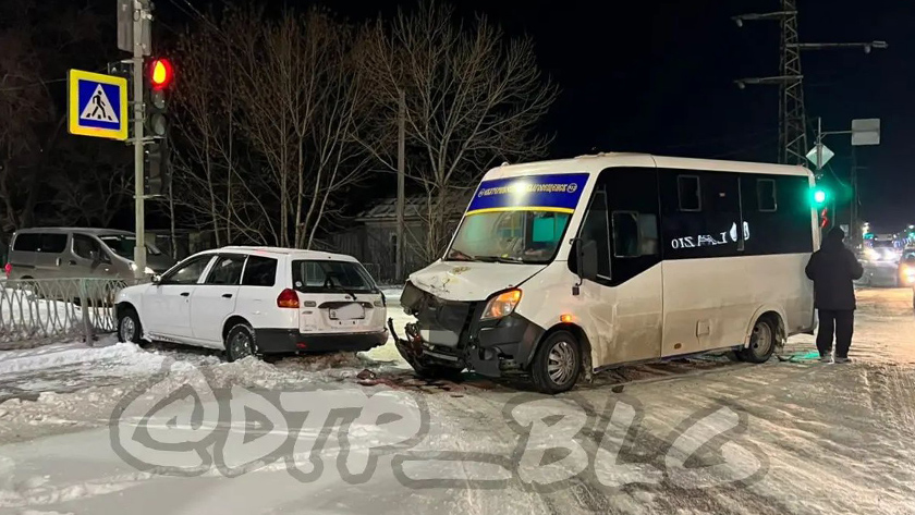 На перекрестке в Благовещенске столкнулись автобус и легковушка