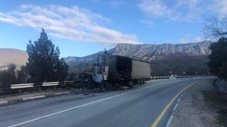 Как уголек: в Крыму дотла сгорел грузовик