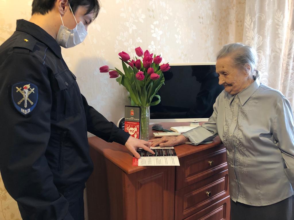 В Казани полиция вернула ветерану украденные мошенниками деньги