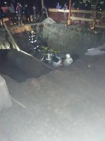 В Новосибирске легковушка провалилась в дорожную яму: двое погибших