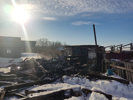 Омич задохнулся дымом во время пожара в бане