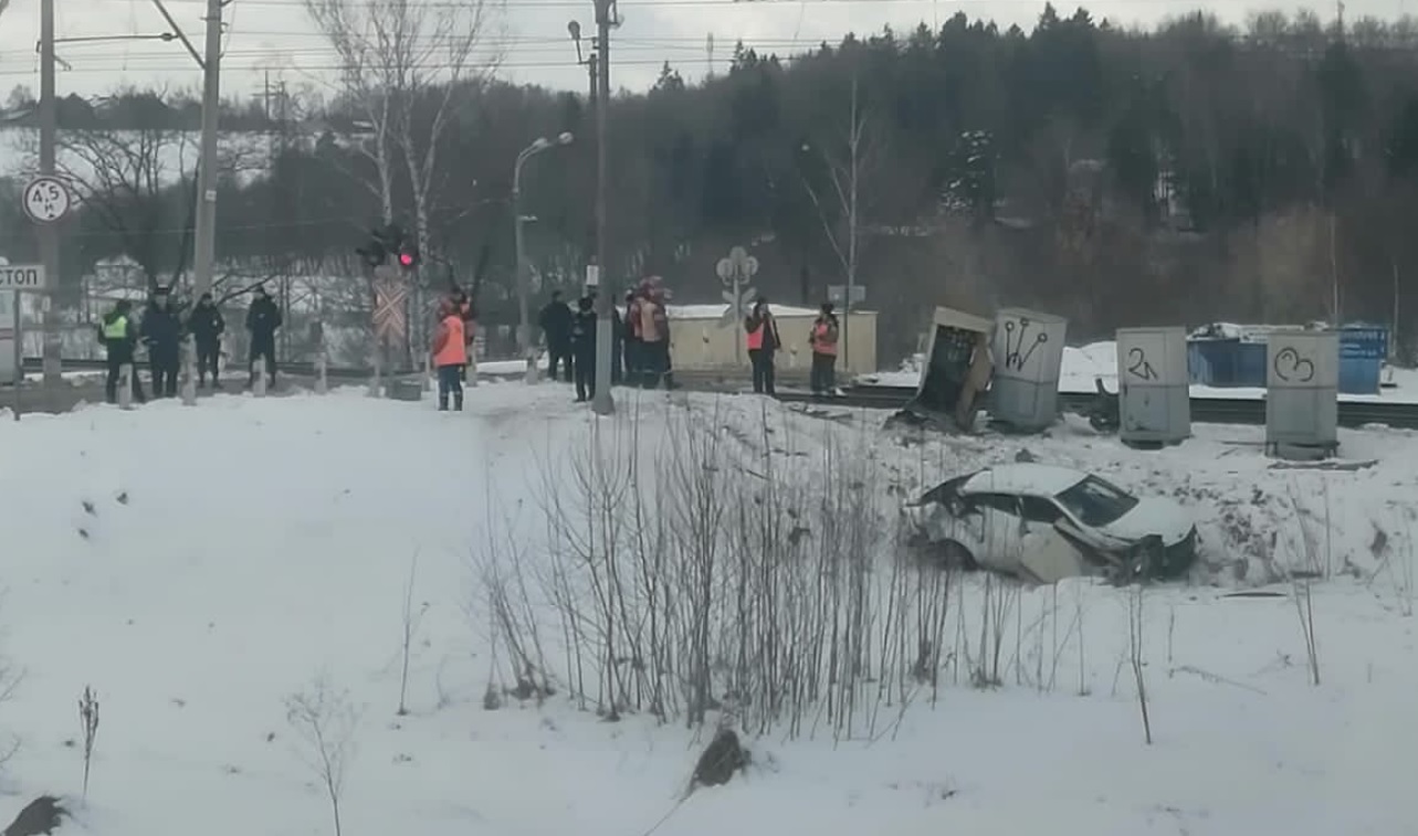 Появилось видео столкновения электровоза и легковушки в Подмосковье