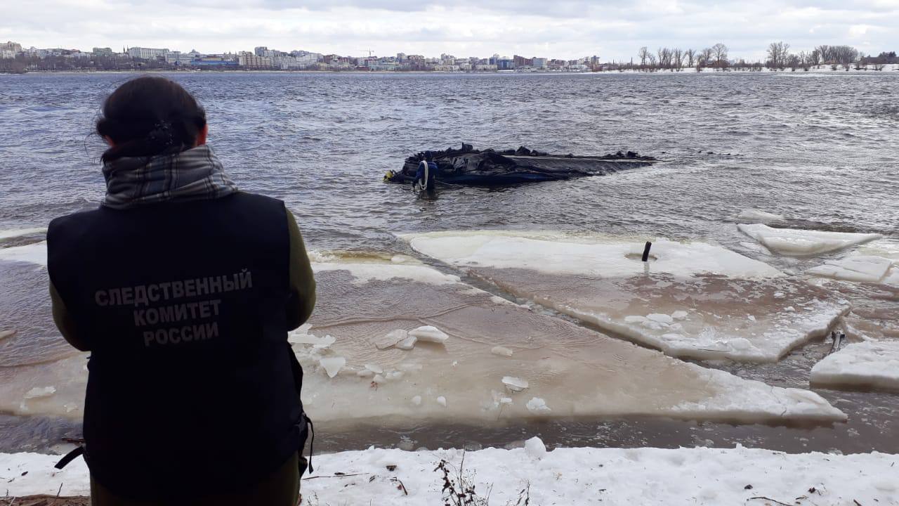Спасены 12 пассажиров перевернувшегося на Волге катера