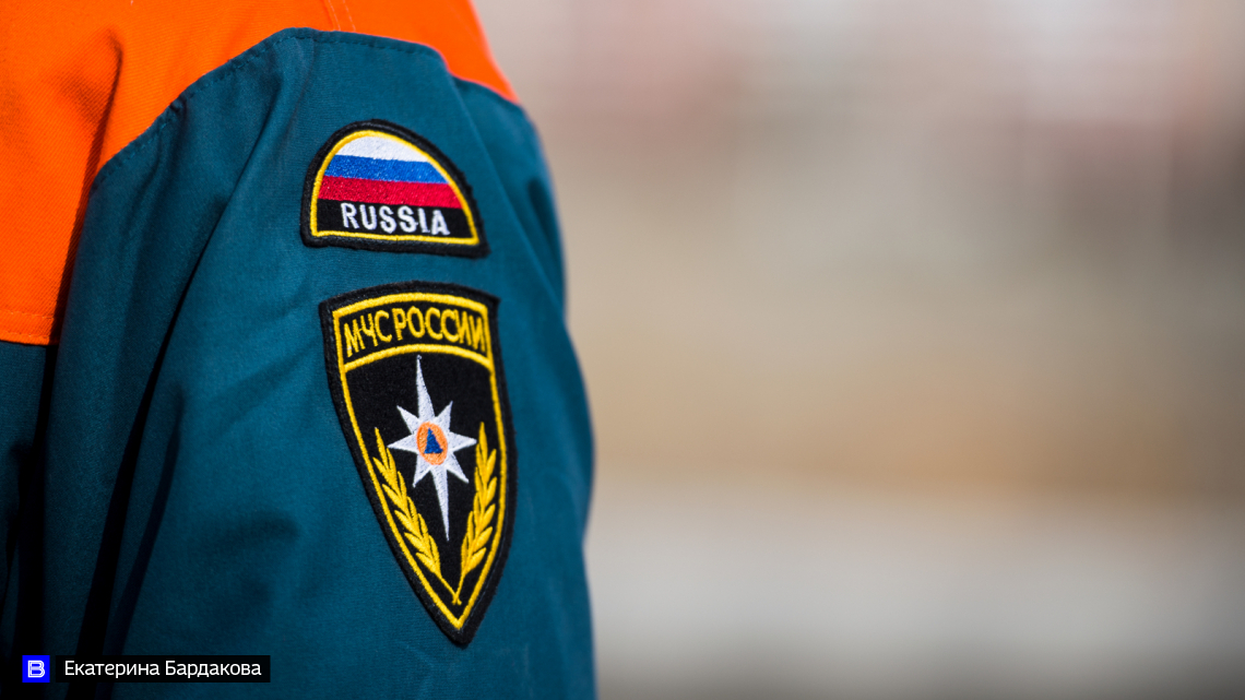 Во дворе жилого дома в Томске загорелся автомобиль