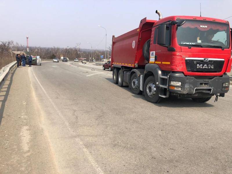 Во Владивостоке микроавтобус перевернулся в ДТП с самосвалом