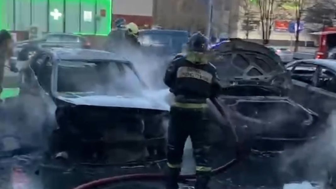 Семь машин сгорели на парковке на юге Москвы
