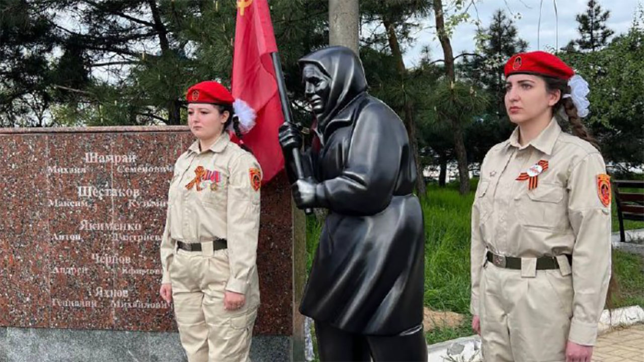 В Мариуполе поставили памятник бабушке Ане с советским флагом