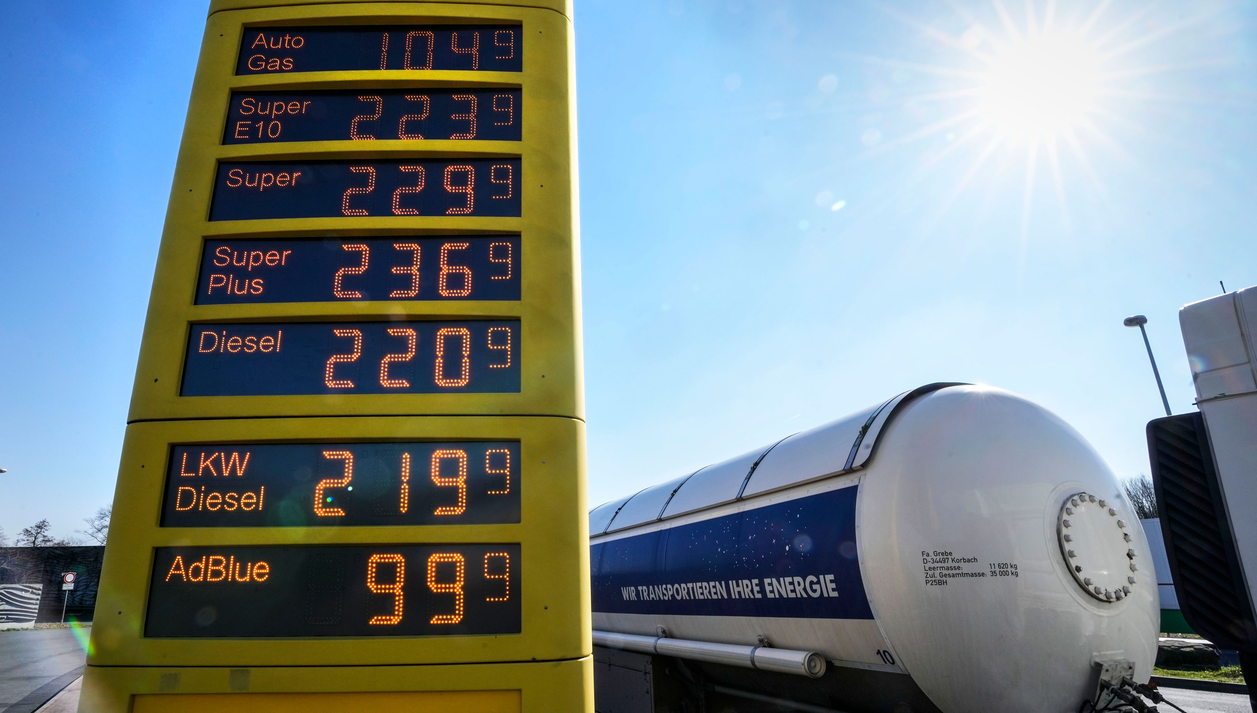 Власти ФРГ допускают дефицит бензина из-за эмбарго на российскую нефть