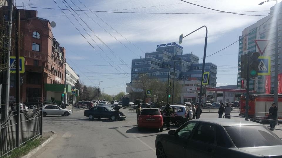 В Челябинске столкнулись 3 автомобиля, есть раненый