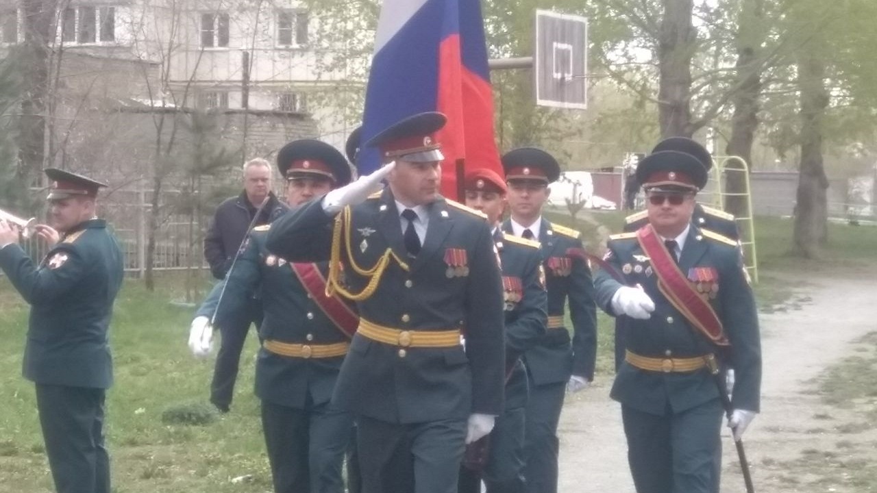 Парад у дома ветерана Великой Отечественной провели в Челябинске
