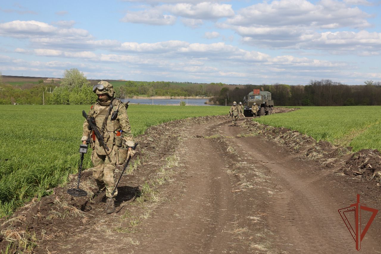 Росгвардейцы ликвидировали смертоносные "фотоловушки" на Украине
