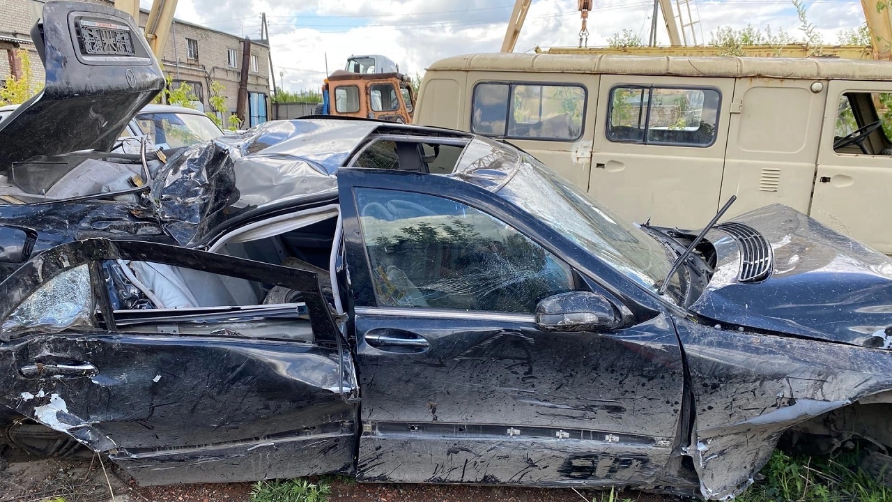В Челябинской области пьяный водитель протаранил забор, погибла женщина