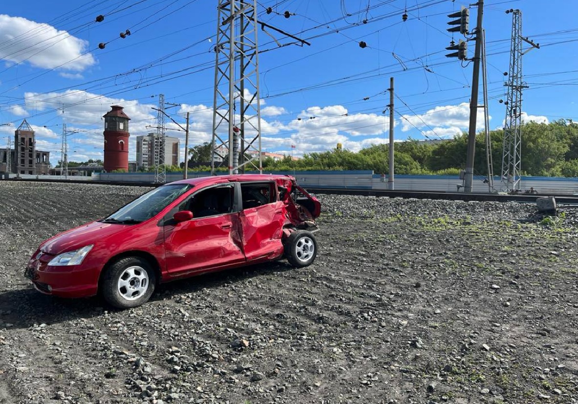 В Бердске электричка протаранила легковой автомобиль